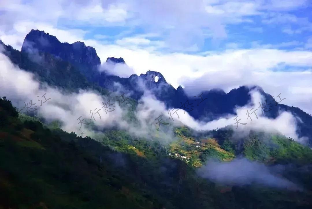 “怒江美麗公路”領略絕美風景 “車在路上走，人在畫里行”